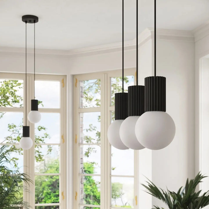 Suspension Halo noire en ligne à globes opalins, allumée