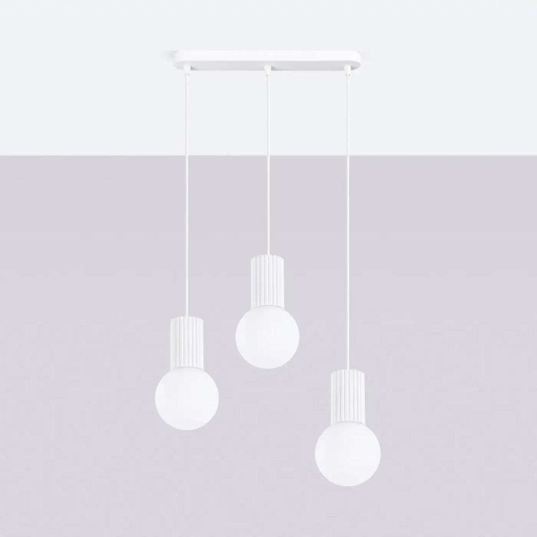 Suspension Halo blanche en ligne à globes opalins, éteinte