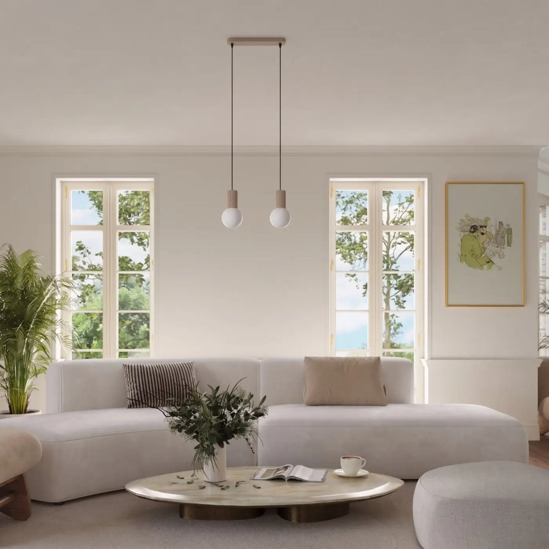 Suspension Halo taupe en ligne à globes opalins dans un intérieur contemporain
