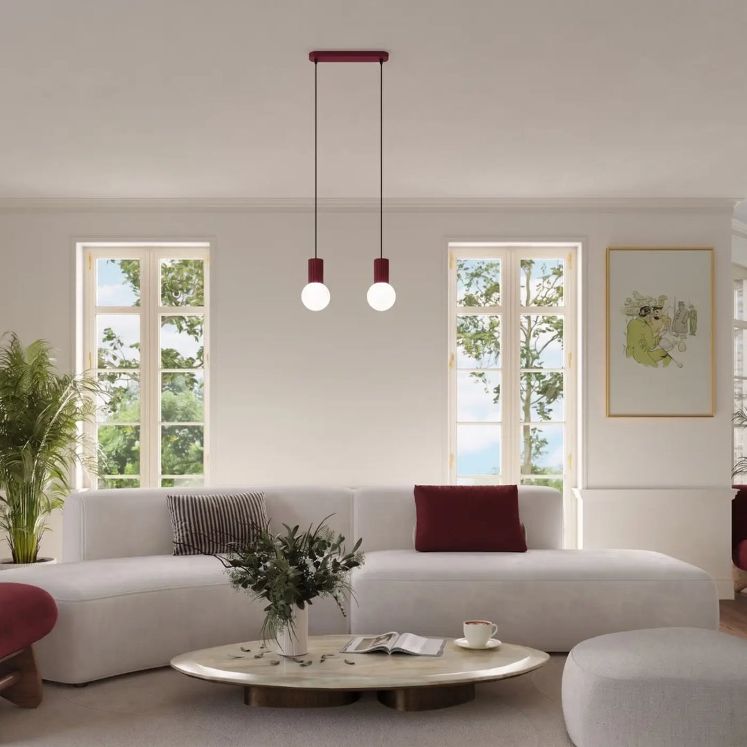 Suspension Halo bordeaux en ligne à globes opalins dans un intérieur contemporain