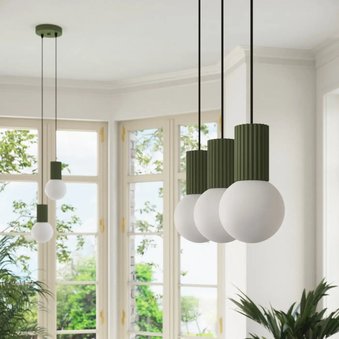 Suspension Halo vert olive en ligne à globes opalins, allumée