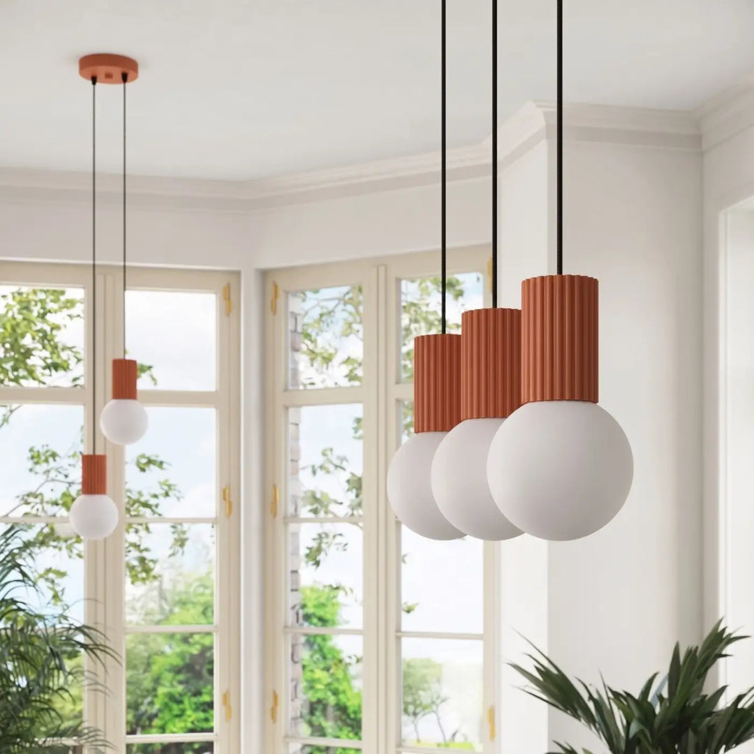 Suspension Halo ocre rouge en ligne à globes opalins, allumée