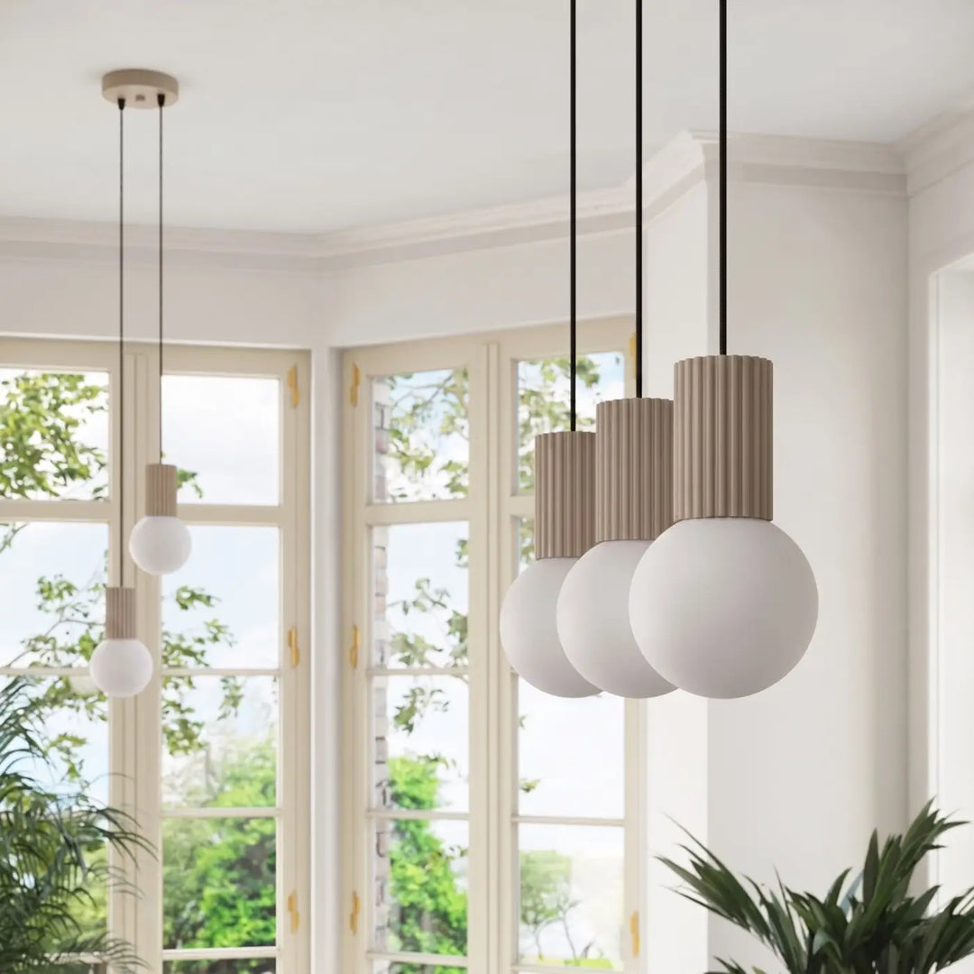 Suspension Halo taupe en ligne à globes opalins, allumée