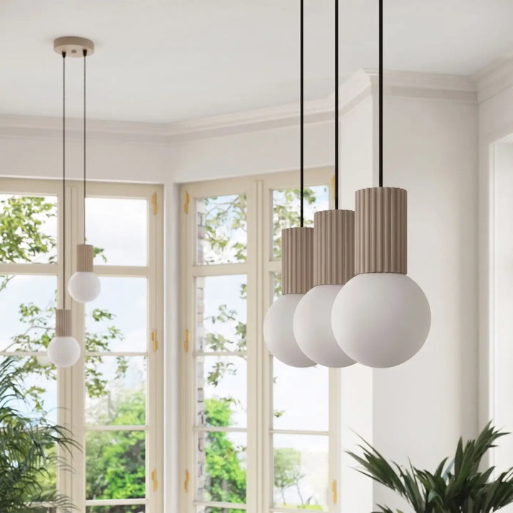 Suspension Halo taupe en ligne à globes opalins, allumée