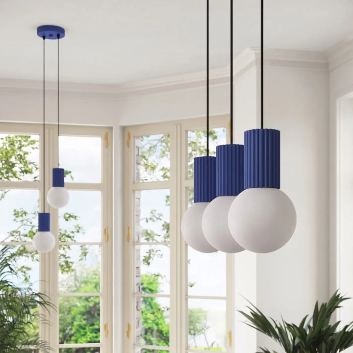 Suspension Halo outremer en ligne à globes opalins, allumée