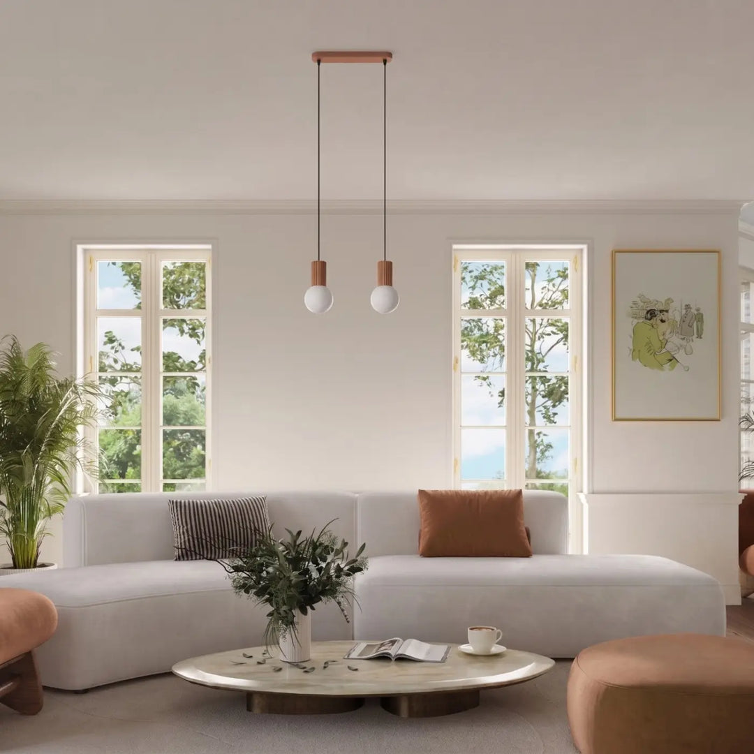 Suspension Halo moka en ligne à globes opalins dans un intérieur contemporain