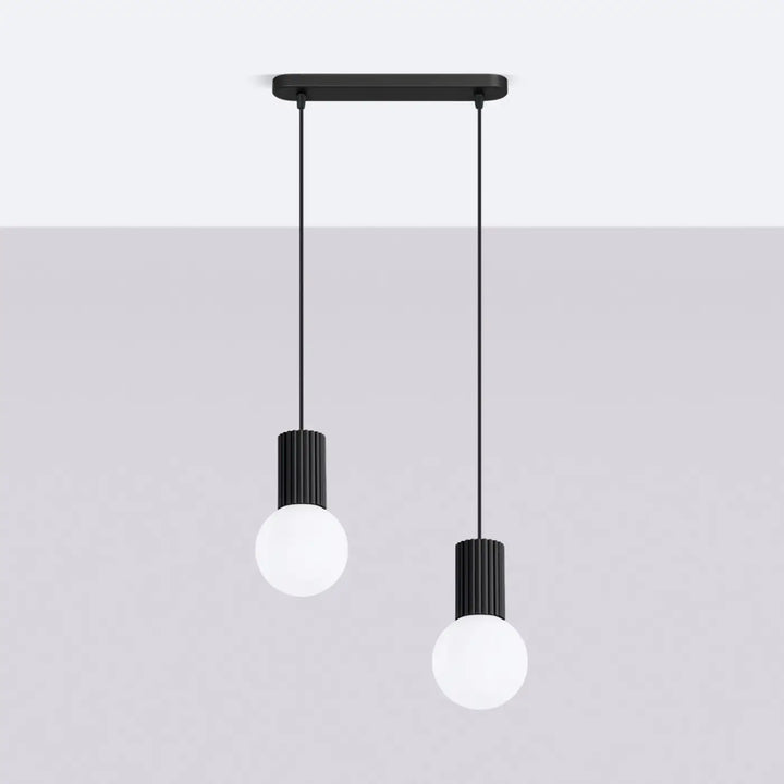 Suspension Halo noire en ligne à globes opalins, éteinte