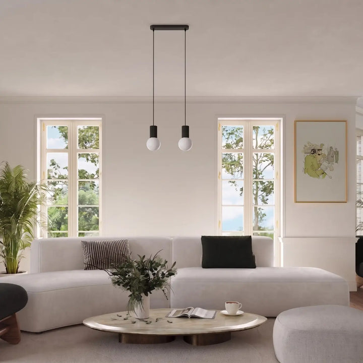 Suspension Halo noire en ligne à globes opalins dans un intérieur contemporain
