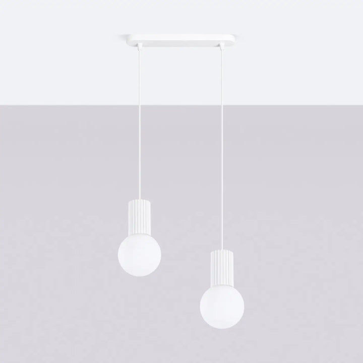 Suspension Halo blanche en ligne à globes opalins, éteinte