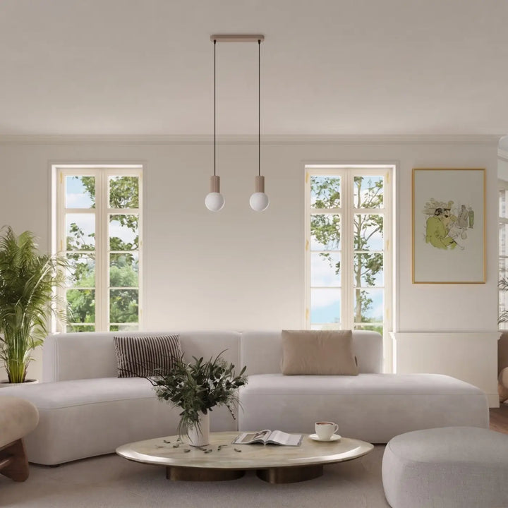 Suspension Halo taupe en ligne à globes opalins dans un intérieur contemporain