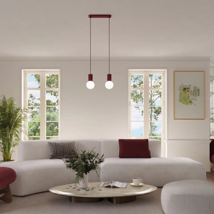 Suspension Halo bordeaux en ligne à globes opalins dans un intérieur contemporain