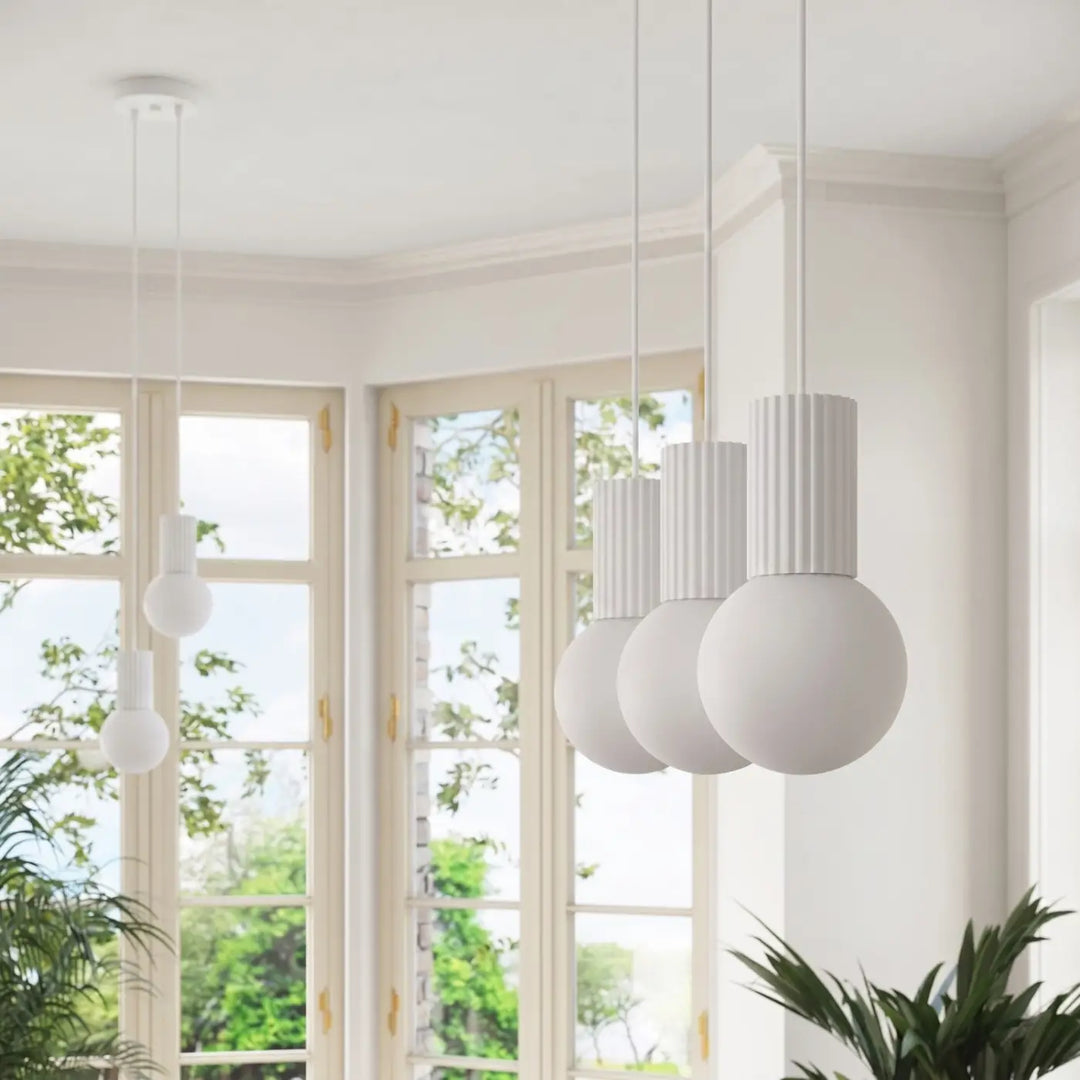 Suspension Halo blanche en ligne à globes opalins, allumée