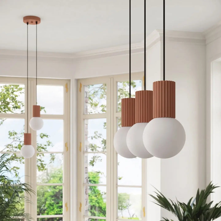 Suspension Halo moka en ligne à globes opalins, allumée
