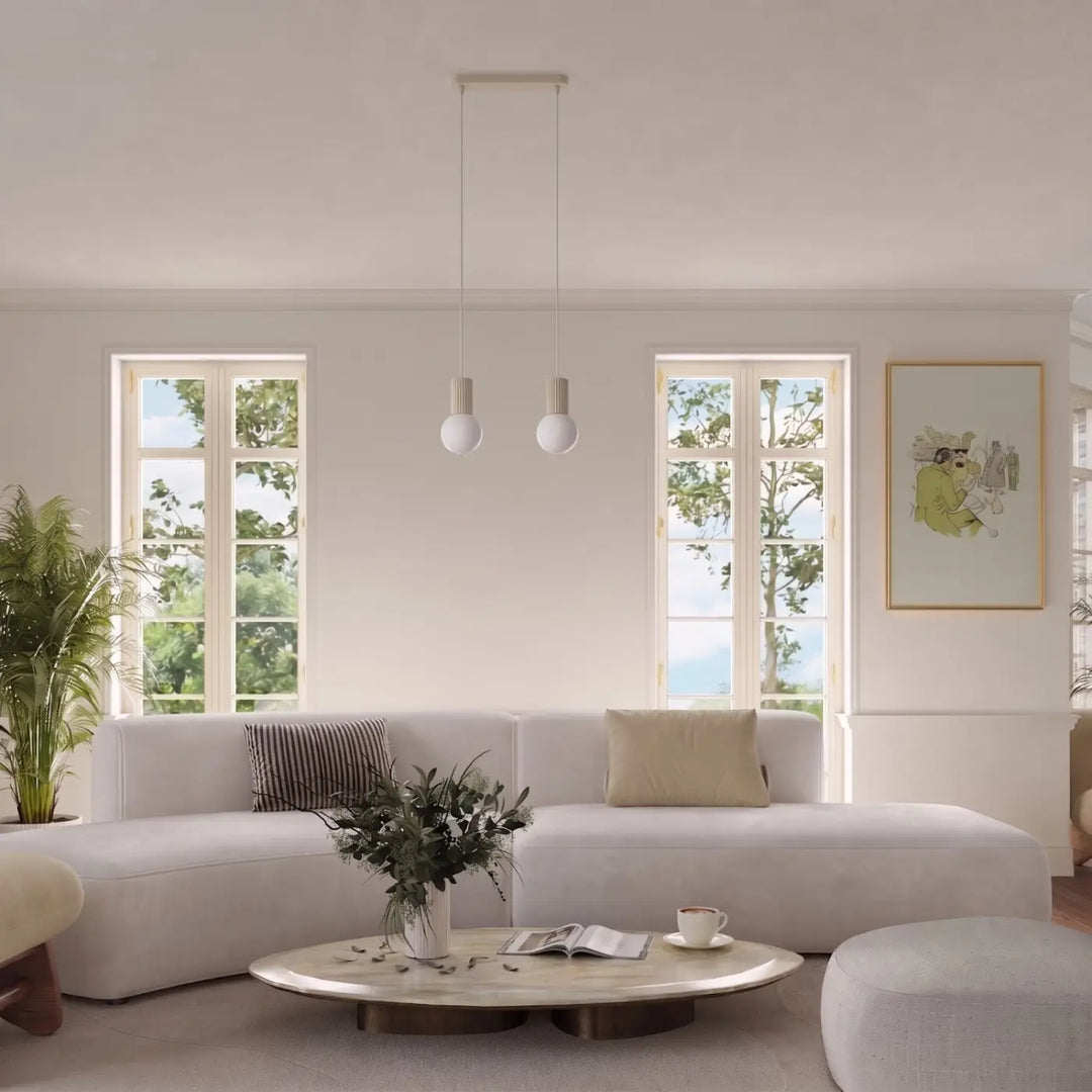 Suspension Halo beige en ligne à globes opalins dans un intérieur contemporain
