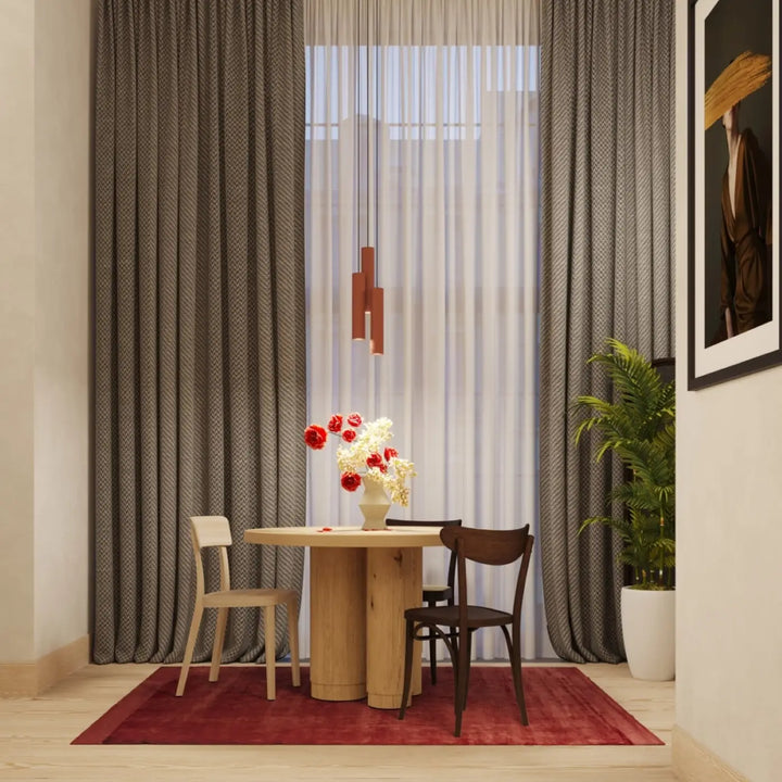 Suspension Lagos en ligne à tubes en acier lisse ocre rouge dans un intérieur contemporain