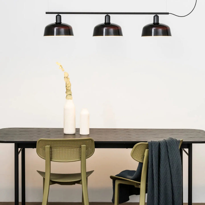 Suspension linéaire Tatawin verre noir dans un intérieur