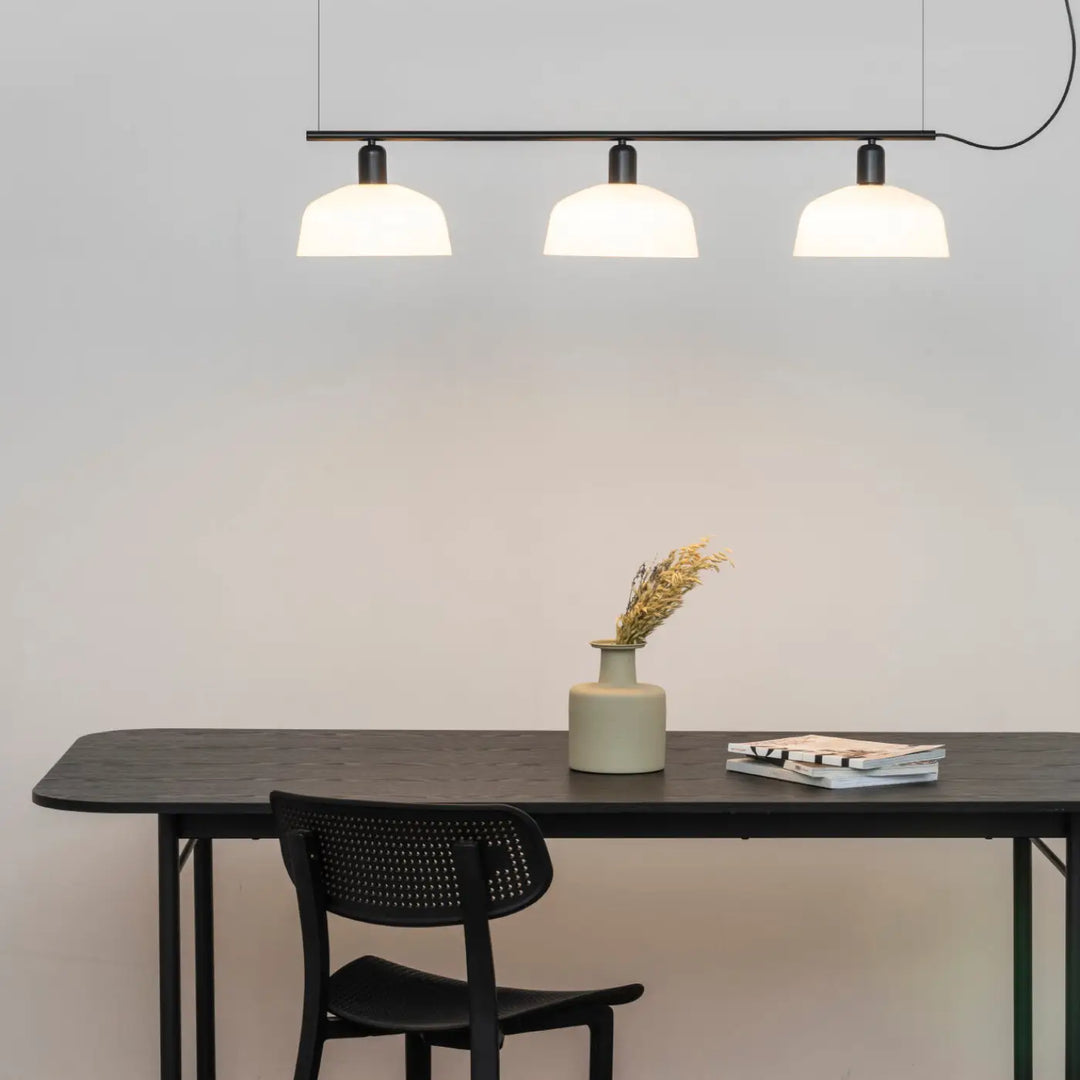 Suspension linéaire Tatawin verre blanc opale dans un intérieur