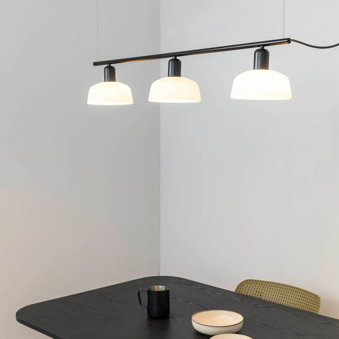 Suspension linéaire Tatawin verre blanc opale de Faro Barcelona en situation