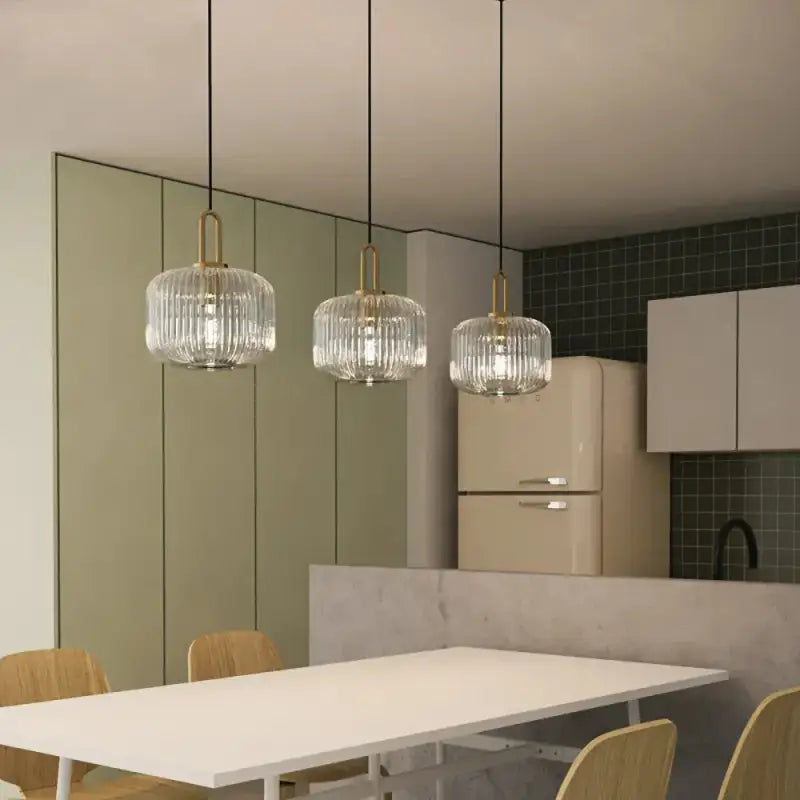 Suspension luminaire avec abat jour en verre et suspension dorée

