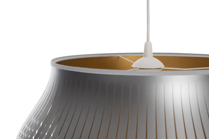 Suspension luminaire oblo argent avec lampe plissée argentée et intérieur doré équipée d’une suspension blanche