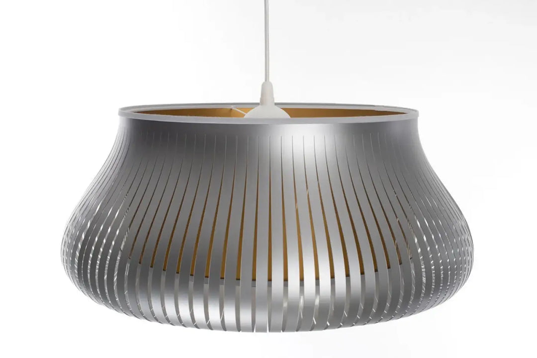 Suspension luminaire oblo argent avec intérieur doré subtil, lampe plissée moderne offrant un éclairage élégant