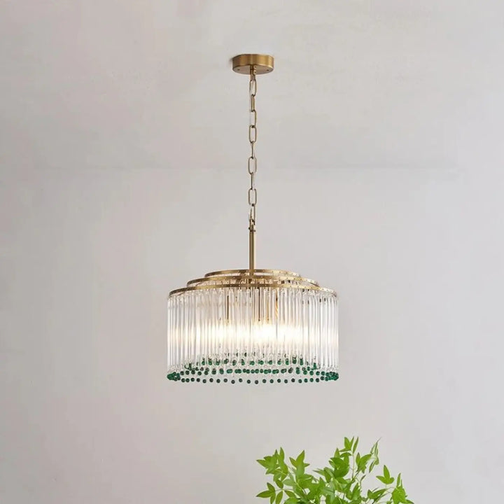 Suspension luminaire stalac avec finition laiton, tiges en verre verticales et perles vertes suspendues