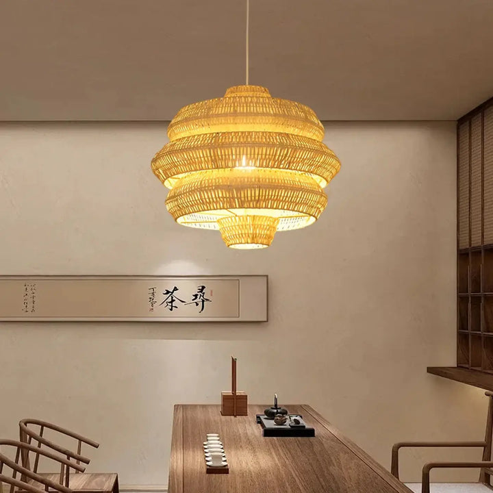 Suspension luminaire artisanale formes superposées en bambou naturel chaud avec plusieurs étages pour ambiance chaleureuse