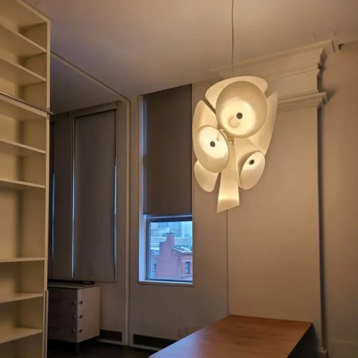 Suspension luminaire artistique en verre blanc effet fleur opalin