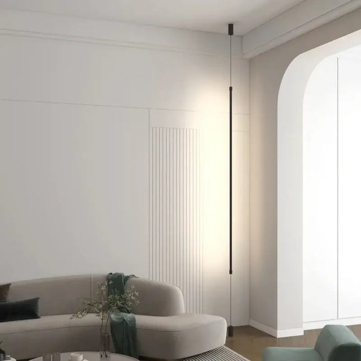 Suspension luminaire attachée au plafond au sol par une barre LED

