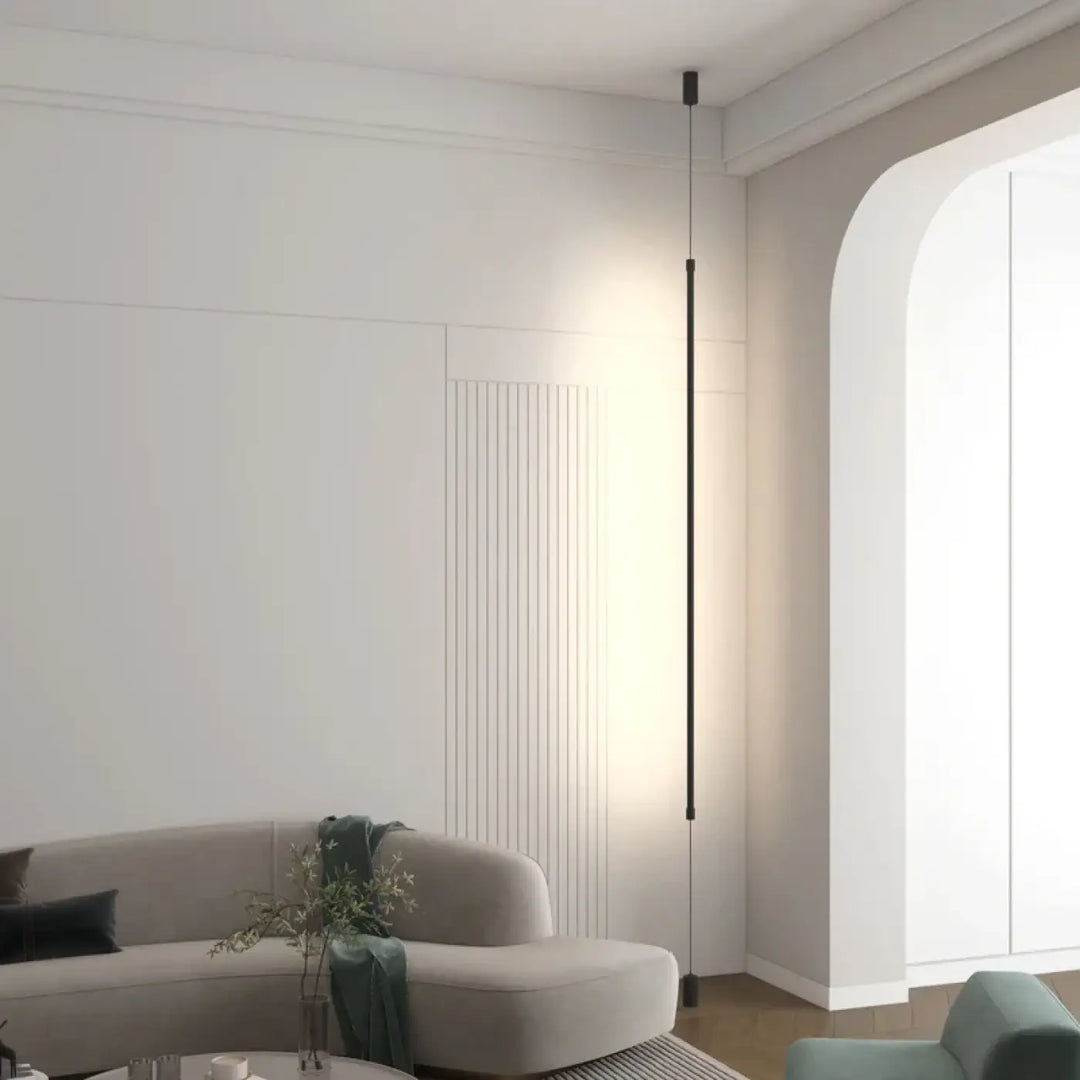 Suspension luminaire attachée au plafond au sol par une barre LED

