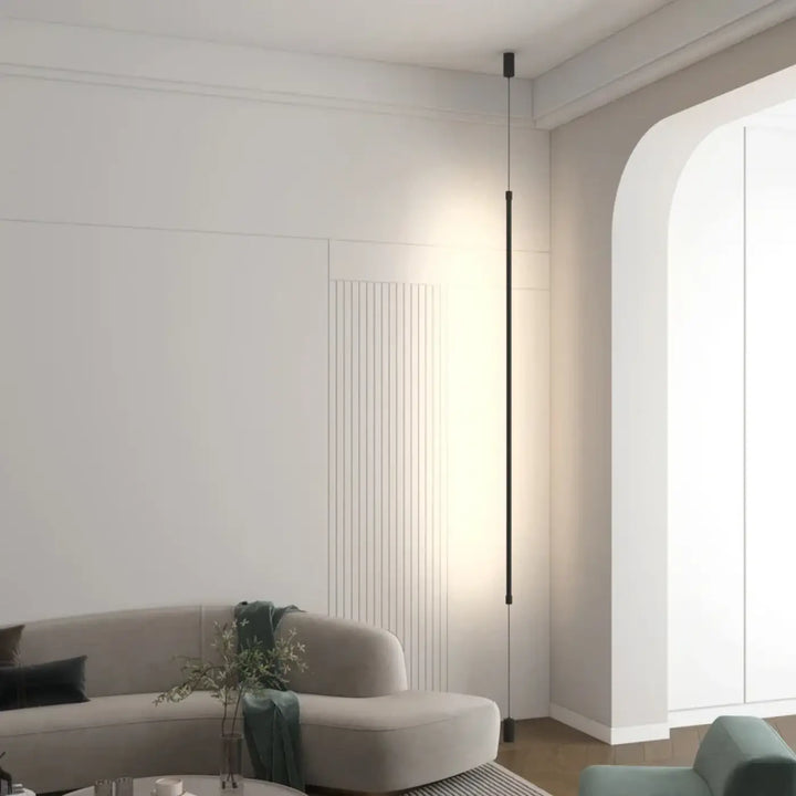 Suspension luminaire attachée au plafond au sol par une barre LED


