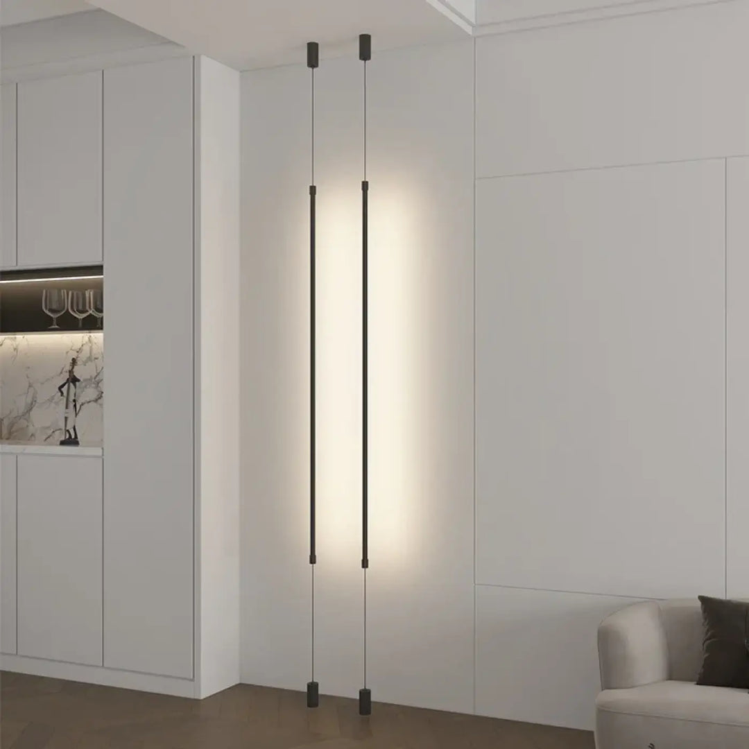 Suspension luminaire attachée au plafond au sol par une barre LED
