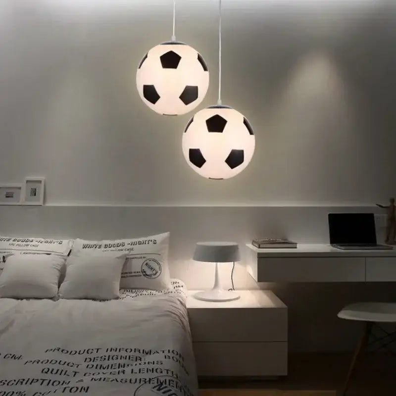 Suspension luminaire ballon de foot et de basket pour chambre enfant

