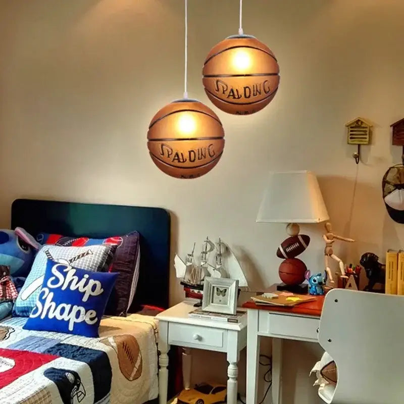 Suspension luminaire ballon de foot et de basket pour chambre enfant

