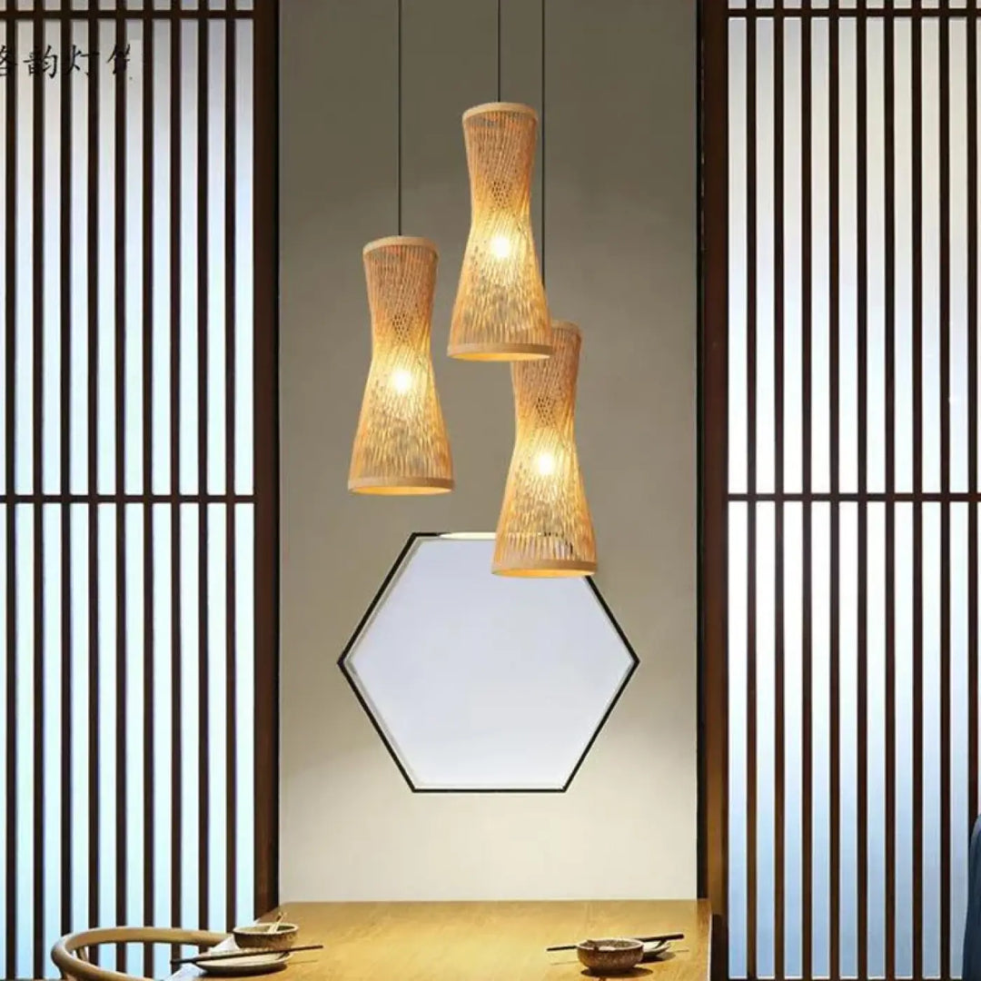 Suspension luminaire en bambou au forme élancée et ondulant

