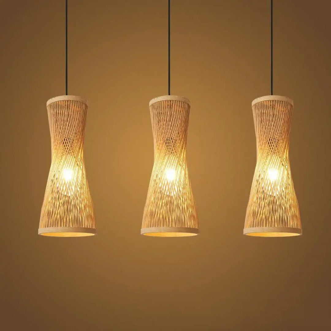 Suspension luminaire en bambou au forme élancée et ondulant

