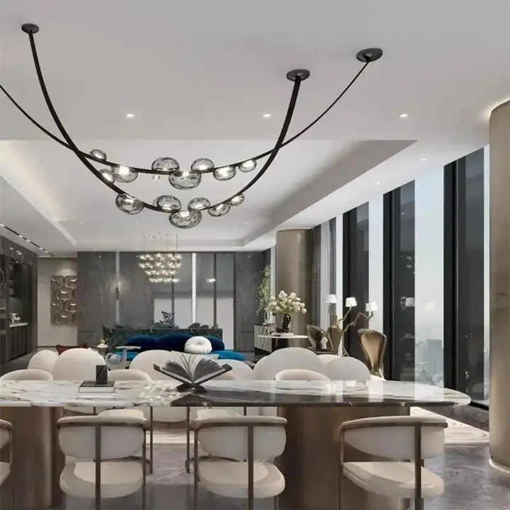 Suspension luminaire avec deux bandes en cuir et plusieurs boules

