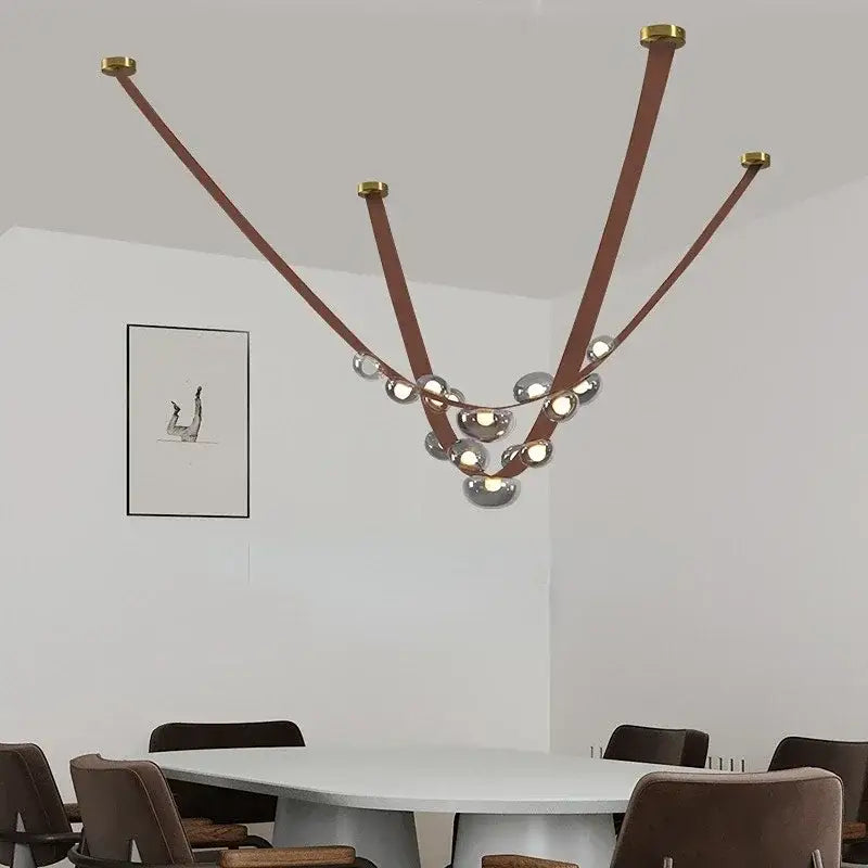 Suspension luminaire avec deux bandes en cuir et plusieurs boules

