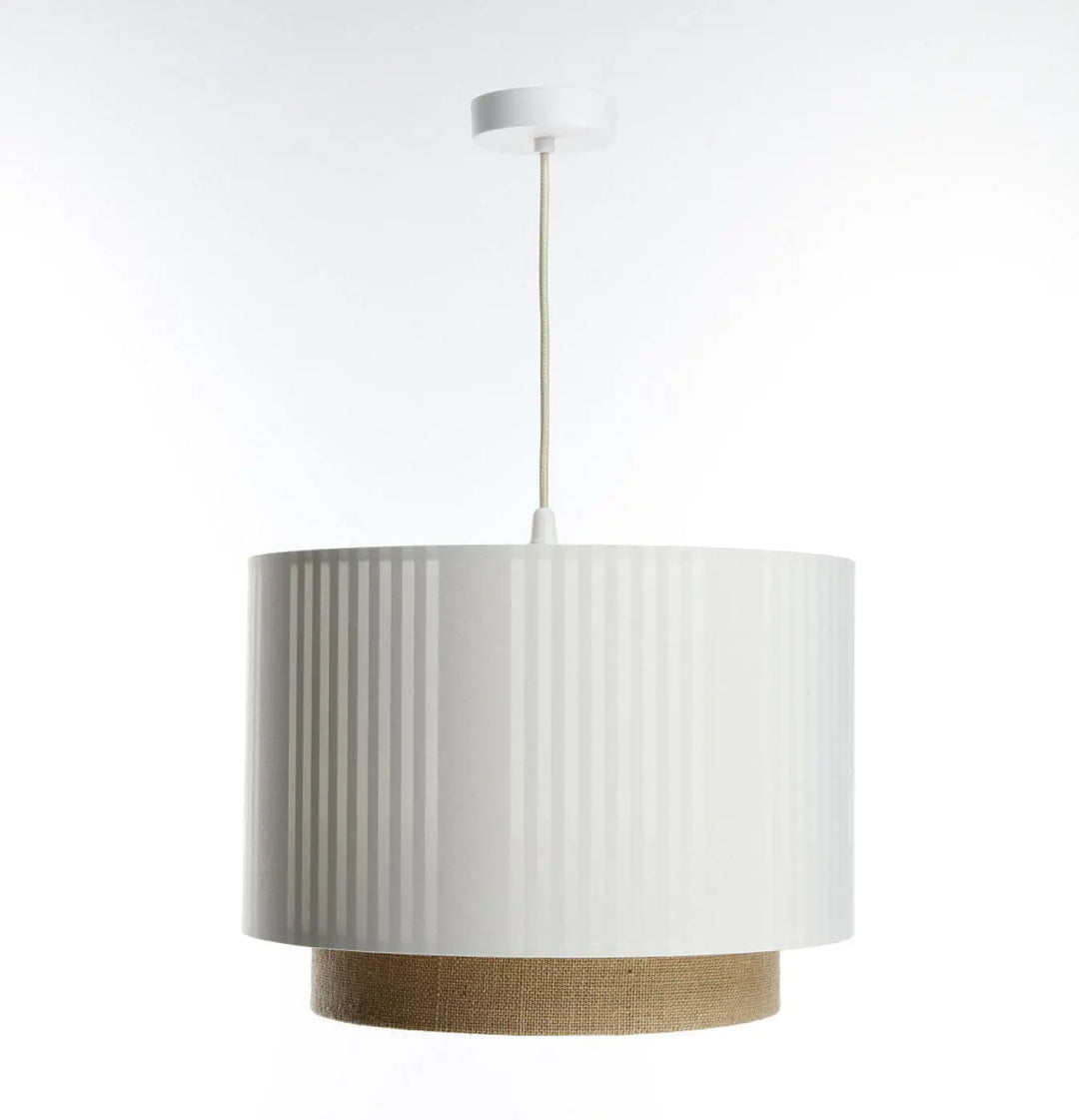 Suspension luminaire blanc avec abat-jour plissé et base en tissage naturel beige pour un éclairage élégant