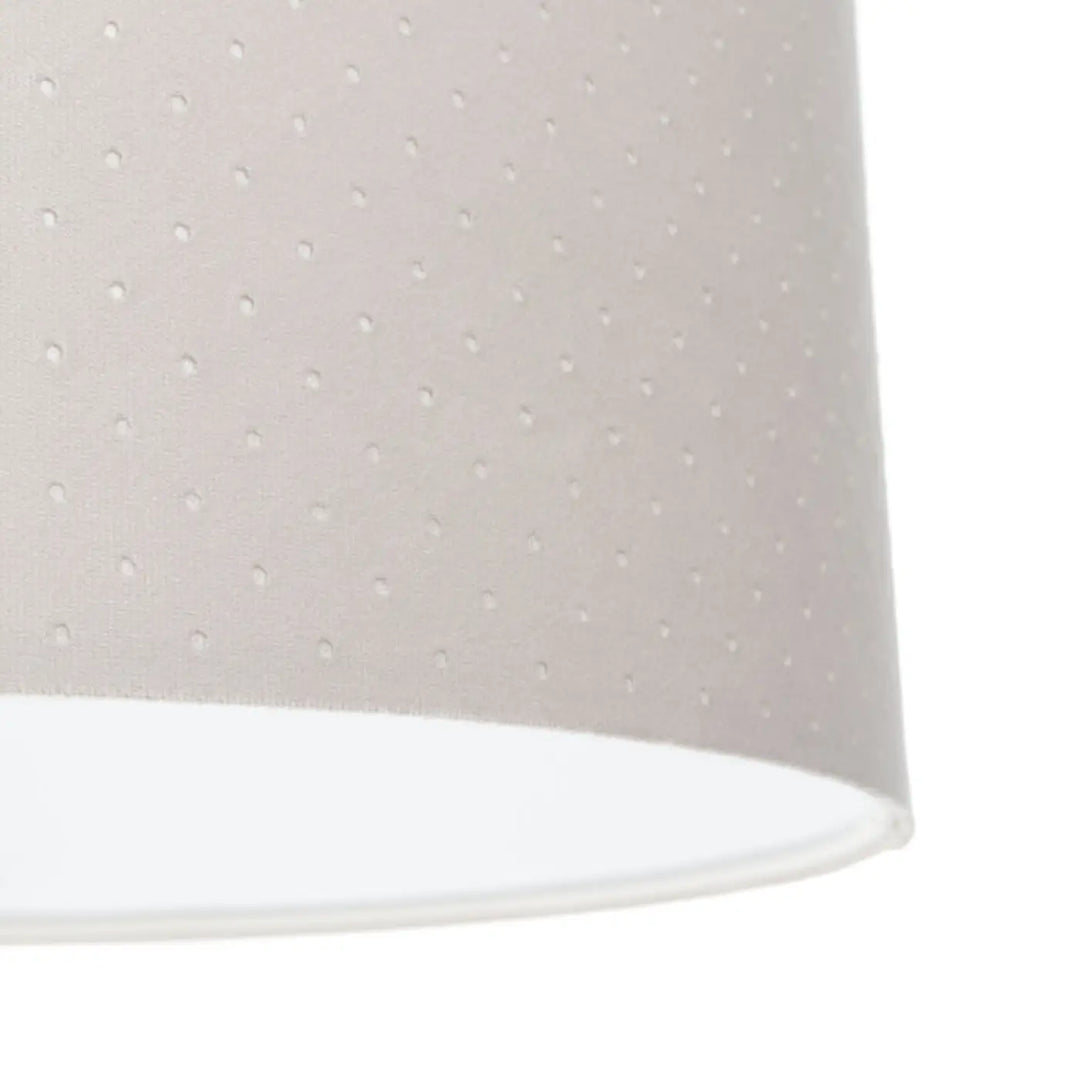 Suspension luminaire blanc avec abat-jour gris doux en blanc crème à texture ponctuée subtile et bord courbé