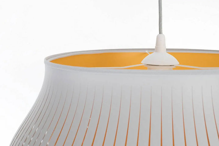 Suspension luminaire oblo blanc avec intérieur orange vif en tissu plissé pour lumière moderne élégante
