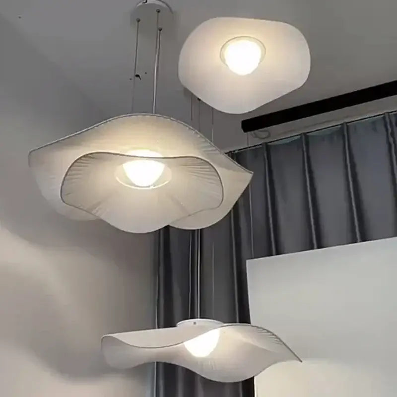Suspension luminaire blanche avec deux abats jours courbés

