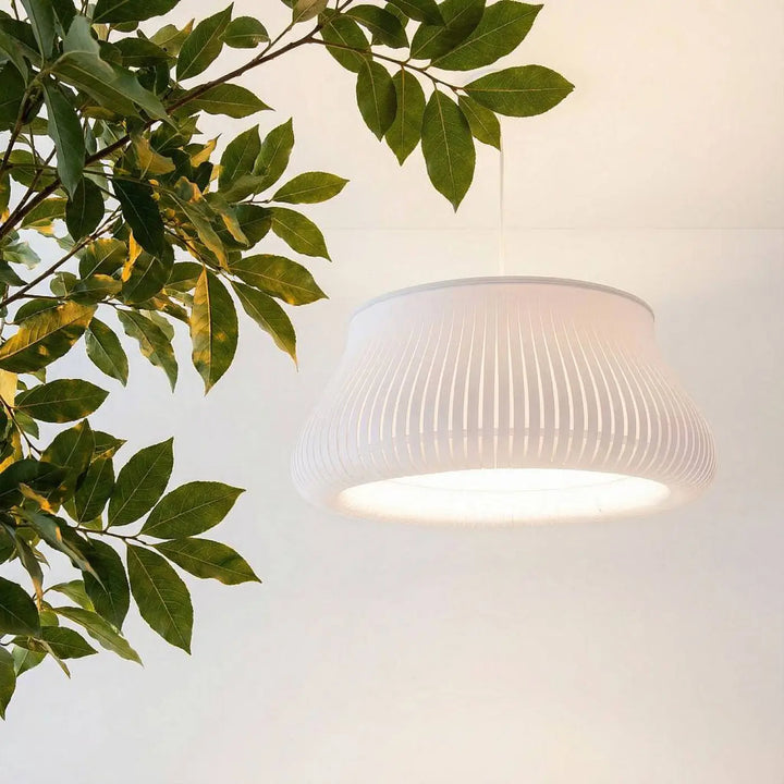Suspension luminaire oblo blanc avec abat-jour cylindrique nervuré diffusant une lumière douce moderne