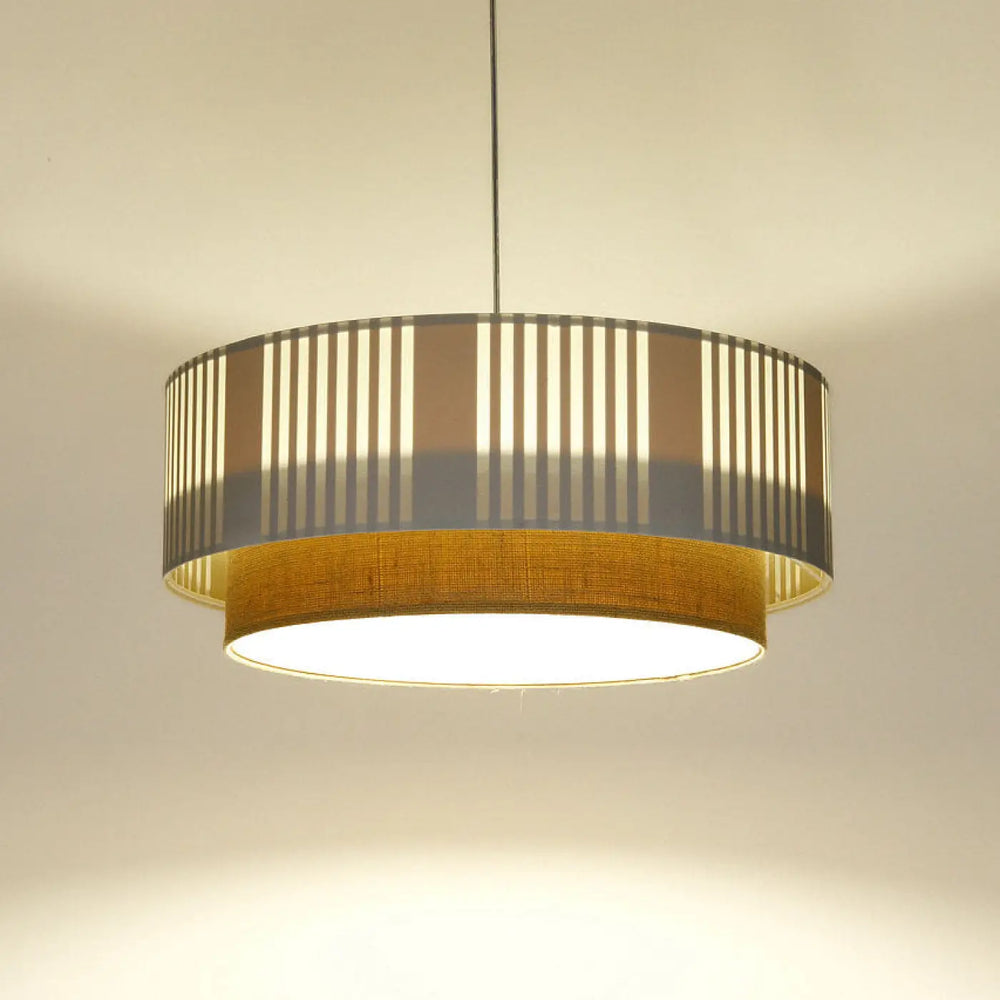 Suspension luminaire blanche duo lami line en tissu beige et blanc avec bandes dorées texturées et lattes verticales