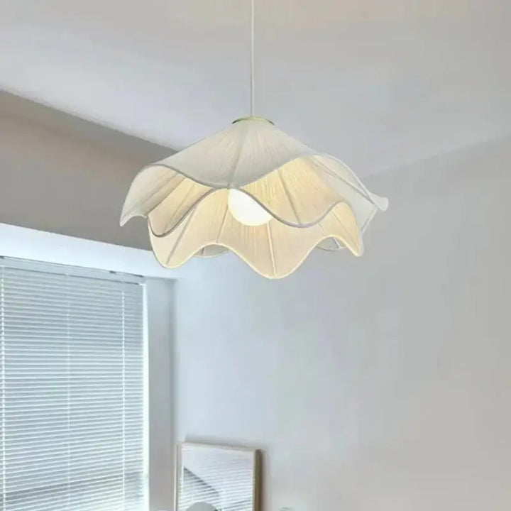 Suspension Luminaire Blanche Courbée Comme Une Robe Andalouse