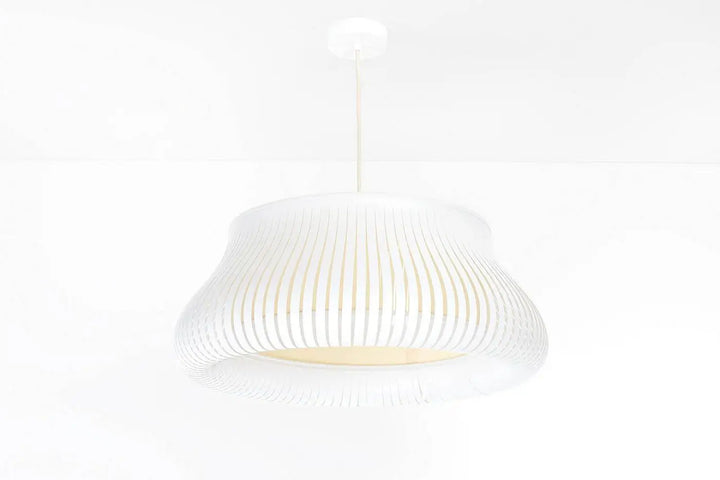 Suspension luminaire oblo blanc crème avec design moderne côtelé et lumière douce diffusée pour intérieur contemporain