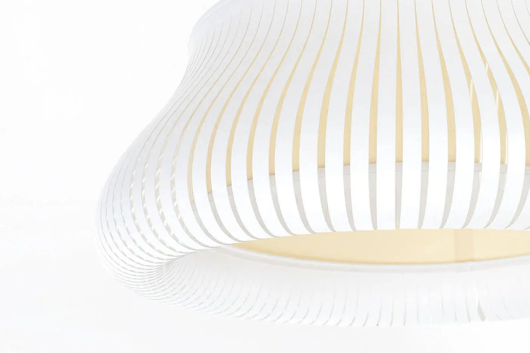Suspension luminaire oblo blanc crème avec design moderne à lattes verticales et lumière intérieure chaude