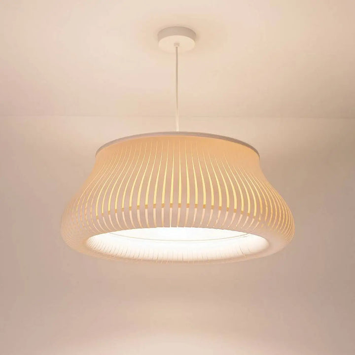 Suspension luminaire oblo blanc crème avec lumière diffuse chaude via un abat-jour translucide nervuré moderne