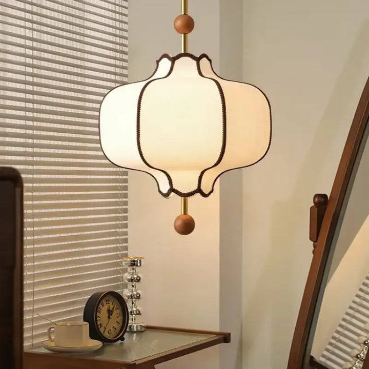 Suspension luminaire blanche avec détails marron au style chic