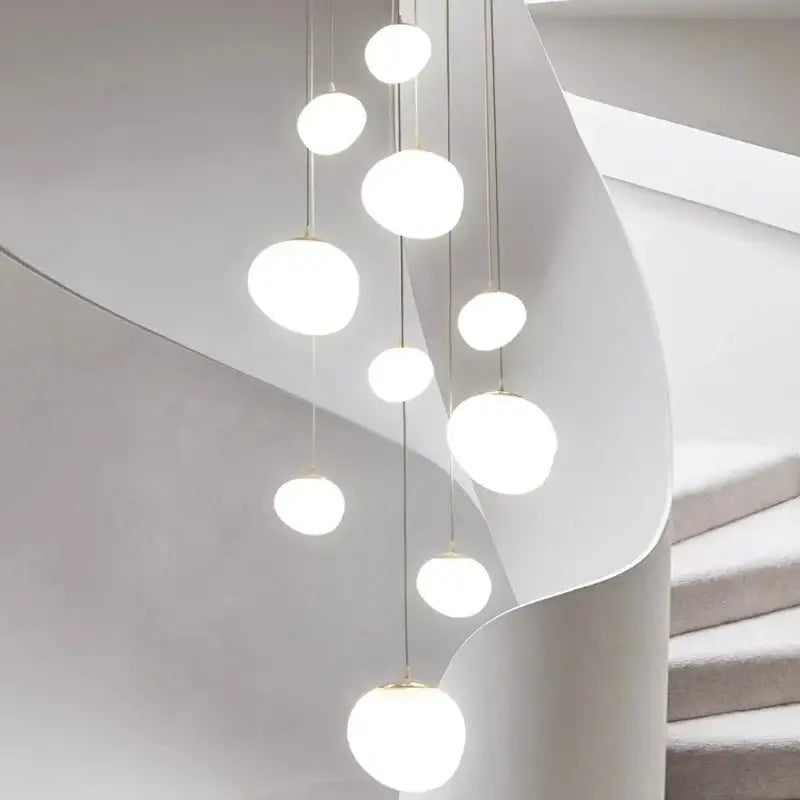 suspension luminaire blanche pour escalier sur plusieurs étages

